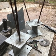 supports poteaux réalisés avec du fer i galva (de la récup)