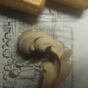 Acanthe supérieure gauche en cours de sculpture.