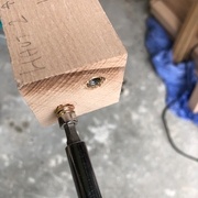 Insert vissé dans le bois