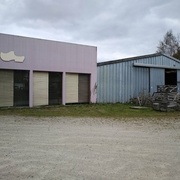 devant la boutique, et accolé le lieu ou il y a les machines et l'atelier du cuir.