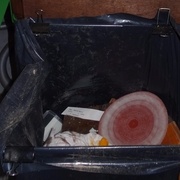 le sac est fixé avec des pinces à clips