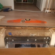 Platine de fixation faites maison et entailles dans la solive de ma tremis (il y en avait deux de clouées ensensemble)