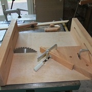 utilisation d'un guide à 45° positionné à gauche de la lame