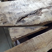 Et oui, un morceau triangulaire pour compléter l'étagère du meuble bas. Assemblée en rainure languette s'il vous plait ! Et avec 2 essences différentes.