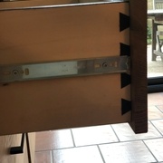 Tiroir assemblée en queues d'arronde taillées à la main (histoire de pouvoir dire "Ca, c'est fait!")