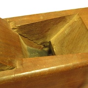 L'extrémité du coin en retrait permet de dégagement du copeau