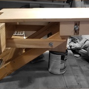 La desserte assemblée mais non fixée sur la scie de chantier.