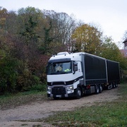 Le camion de transport et sa remorque : les machines rentrent dans le camion seul.