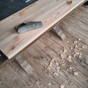 Le chanfrein à l'avant des joues est réalisé au rabot de paume.