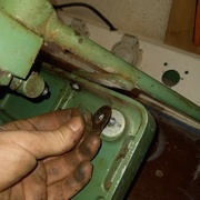 Des cales d'épaisseur probablement en place pour ajuster la planéité de la table