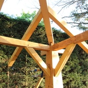 Détail d'un arbalétrier sans entrait, boulonné au tenon du poteau