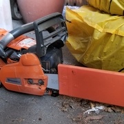 La scie (50cc). guide 24po (60cm), lame de 84 dents pour couper dans le sens du grain.