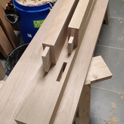 Deux traverses posées sur un pied