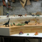La maquette dans mon atelier avec quelques dinosaures sur les différents étages géologiques