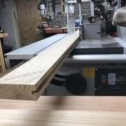 Sortie du montant droit de la porte pour l'usinage de la rainure