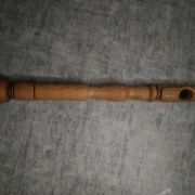 Avec une sculpture de tête, le trou faisant la bouche.