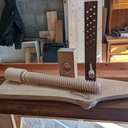 La presse avec son guide percé , sa vis et son écrou. (le tourillon c'est de la déco, au final c'est du métal!)