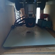 défonceuse montée sous table avec réglage de profondeur sur le dessus (une clé 6 pans)