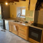 le mur et le renfoncement à droite (ancienne cheminée)