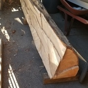 On voit les entailles laissées par les tentatives successives.