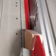 Découpe des feuilles à la scie sous table