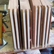 Les rainures sont doublées pour la robustesse. Les éclats en sorties ne sont pas du tout importants car ils seront chutés.