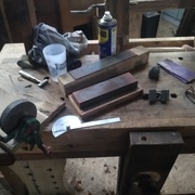 Sur la photo j'ai rajouté le guide éclipse 36 que je n'utilise pas souvent et une pierre diamant (en T) pour redresser la pierre de meule.