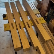 Les poteaux sont bien collés.