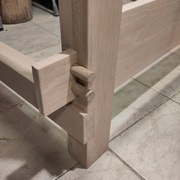 Avec deux chevilles qui tiennent l'assemblage.