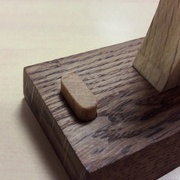 Un simple domino comme taquet suffit pour maintenir le téléphone debout