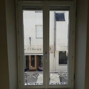 Nouvelle fenêtre posée. Les ailes du dormant ont été rabotées (j'ai dû retourner à l'atelier : il n'y avait pas d'électricité sur le chantier)