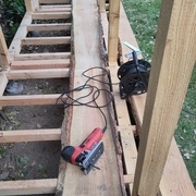 Préparation de la planche au niveau des poteaux.