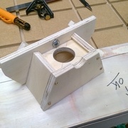 Le Capot se fixe sous la semelle à l'aide de la petite vis que l'on voit sur le dessus