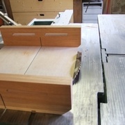 en retournant le chariot, on peut couper avec la scie inclinée