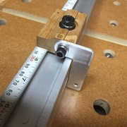 La lecture de la position de la butee amovible se fait sur le cote du block en bois - un peu moins de 218mm dans le cas present