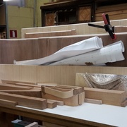 taquet vissés au panneau + serre-joints pour être bien sûre que rien ne bouge