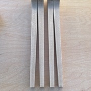 Les pieds côte à côte pour visualiser la quantité de bois retirée