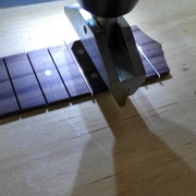 Travail de la touche (pose des frettes)