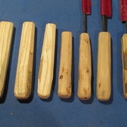 (à d. de petites gouges de sculpteur)