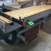 Plateau verrouille en position centrale, sans meuble en dessous