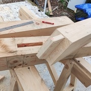 Derniers ajustements en colorant l'intérieur de la mortaise à l'aide d'une craie grasse