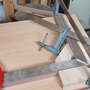 Pressage et collage des éléments courbes (avec surcotes en longueur et largeur)