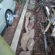 petit muret pour soutenir la lisse basse et la mettre hors sol