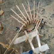 La plinthe est entaillée à l'arrière, cintrée et enfin un contre placage à l'arrière est collé.