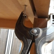 Du scotch a été posé provisoirement pour donner un peu de jeu à l'ensemble