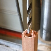 perçage du logement du ressort dans le levier (au fond du premier trou)