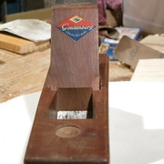 Notez la courbure du flan droit