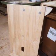 Des rondelles métalliques sont intégrées au panneau de facade pour s'accrocher sur les côtés quand le module est plié ou pour tenir sur les équerres mobiles quand le module est en position