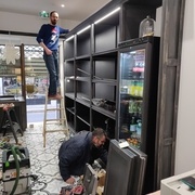 Installation des LEDs, des portes et de la dernière tablette au-dessus du frigo. La pâtisserie a déjà ré-ouvert.