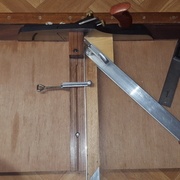 Fixation avec un petit serre joint